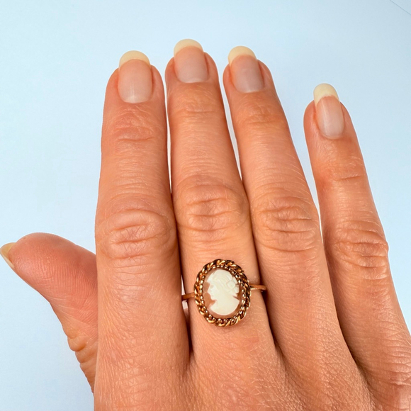 Estate Romany 10K Solid Yellow Gold Oval Muse Portrait Cameo Shell Vintage Ring - Picture 9 of 10
